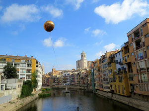 Globus al pont de les Peixateries Velles convocant a la votaci&oacute; de l'1-O