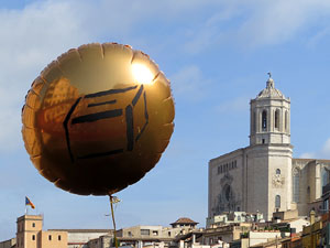 Globus al pont de les Peixateries Velles convocant a la votaci&oacute; de l'1-O