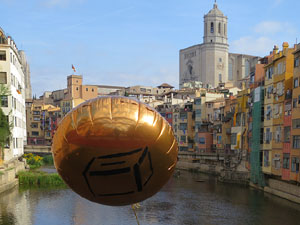 Globus al pont de les Peixateries Velles convocant a la votaci&oacute; de l'1-O