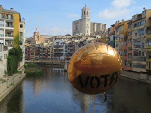 Globus al pont de les Peixateries Velles convocant a la votaci&oacute; de l'1-O