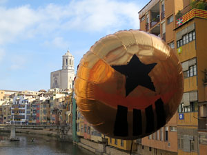 Globus al pont de les Peixateries Velles convocant a la votaci&oacute; de l'1-O