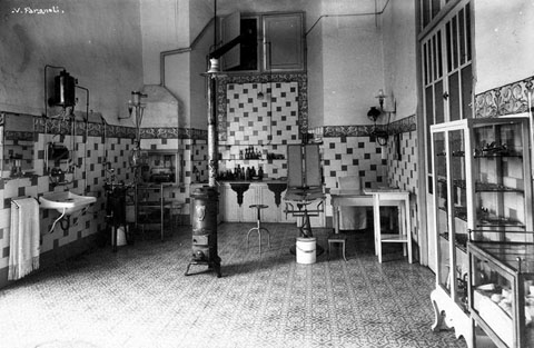 Sala de consulta de l'hospital de Santa Caterina. 1920-1930