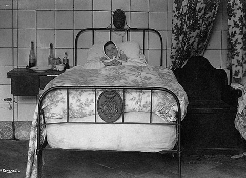 Dona enllitada a l'hospital de Santa Caterina. 1919