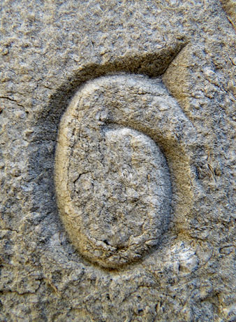 Marca de picapedrer. Catedral de Girona, pla&ccedil;a dels Ap&ograve;stols