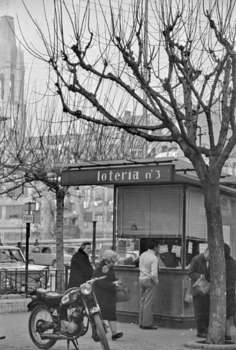 Venda de loteria de Nadal a l'administració de la plaça Independència. 1970