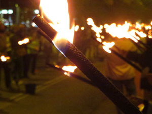 Concentraci&oacute; i encesa de torxes en commemoraci&oacute; del l'1-O del 2017
