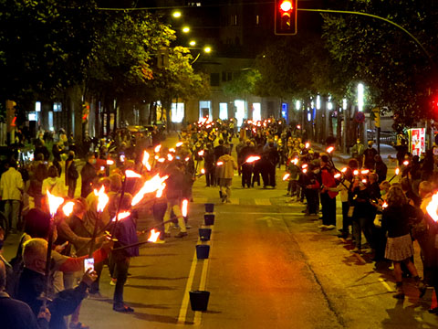 Les files de torxes a l'avinguda de Jaume I