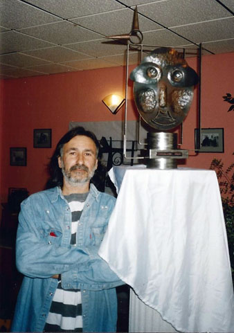 Josep Maria Var&eacute;s, amb una obra seva, a Girona. 1994