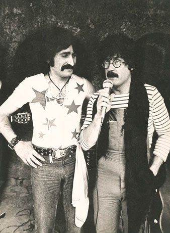 Festa d'aniversari al pati del bar l'Enderroc de Girona. 1980-1981