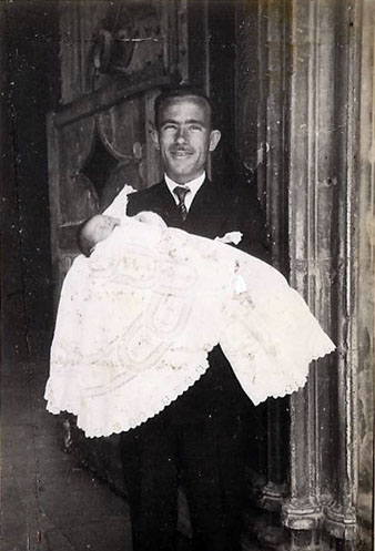 Josep Maria Var&eacute;s i el seu oncle, Alfons de Batlle, el dia del seu bateig. 1947