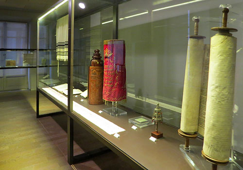 Vista parcial de la sala de la Sinagoga del Museu d'Història dels Jueus de Girona