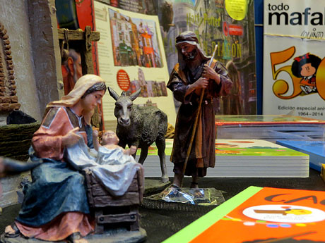 Nadal 2020 a Girona. Aparador de Nadal de la Llibreria Geli, al carrer Argenteria