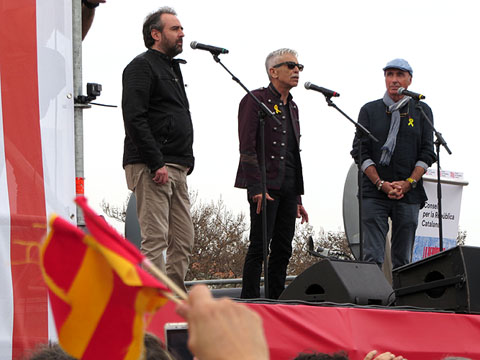 Roger Mas, Gerard Jacquet i Llu&iacute; Llach cantant 'Venim del nord, venim del sud'