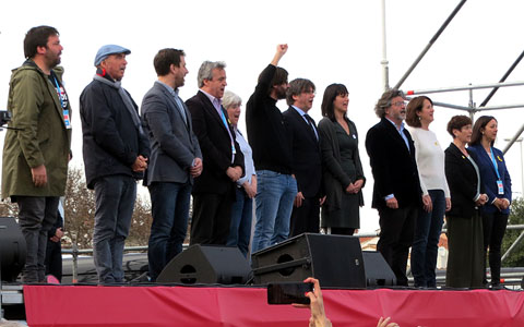 Cloenda de l'acte amb el cant col&middot;lectiu de 'Els Segadors'