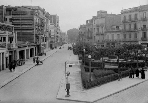 La plaça del Marquès de Camps. En primer terme a l'esquerra, la botiga d'Adroher Germans. En segon terme, el Banc d'Espanya. 1928-1930