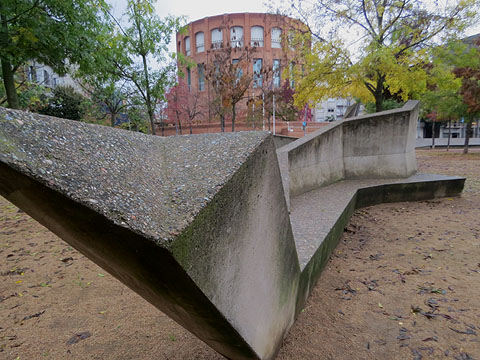 Vista de la part arbrada de la pla&ccedil;a