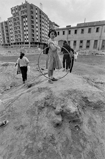 Cap de carpa de l'Onyar, de bronze, a la banda de Jaume IMainada jugant al solar de l'antic empla&ccedil;ament de la f&agrave;brica Grober on s'ubicaria la pla&ccedil;a de la Constituci&oacute;, actual