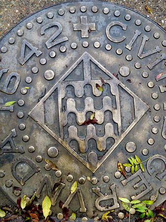 Escultura de bronze incrustada al mur de formig&oacute; inspirada en l'emesa a Girona durant el regnat de Felip IV