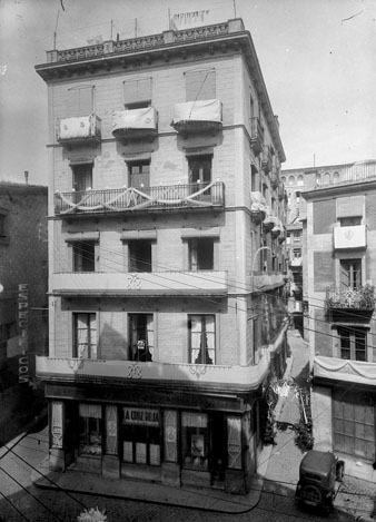Edifici a la plaça de l'Oli. A la planta baixa hi ha la farmàcia Roca. 1925-1935