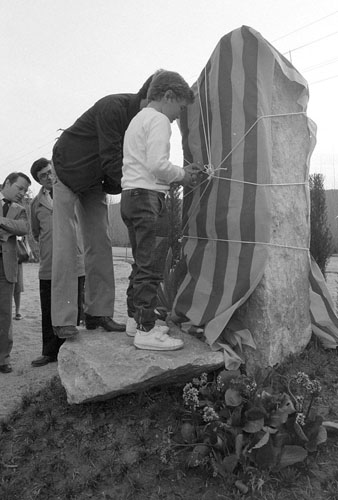 Inauguració del monòlit en homenatge al polític Just Manuel Casero a l'exterior del cementiri de Pont Major. 1983