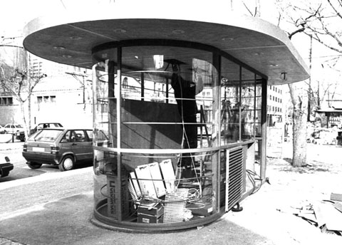 Instal·lació del quiosc de la carretera Santa Eugènia. 1989