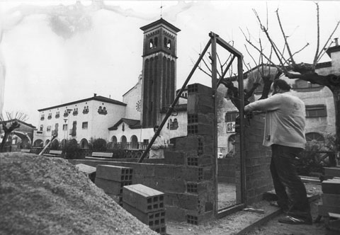 Quiosc de premsa a la plaça Assumpció, al barri de Sant Narcís. 1983