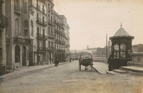 Rambla Verdaguer. A la dreta, el quiosc de begudes. 1909