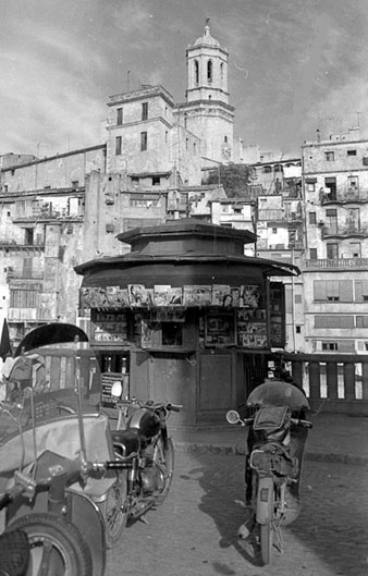 Quiosc de periòdics al passeig Canalejas. 1960-1970