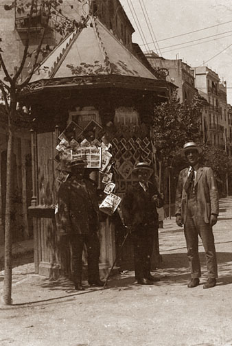 Grup d'homes davant el quiosc de la Rambla de la Llibertat. 1910