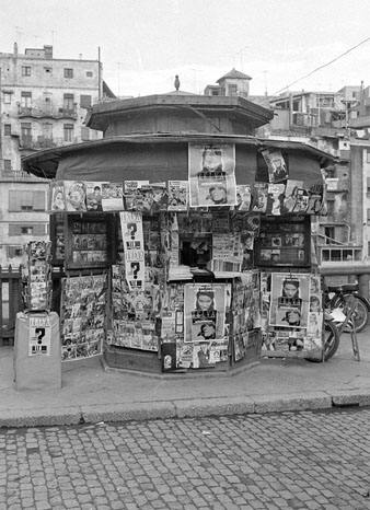 Quiosc de periòdics al passeig Josep Canalejas. 1968