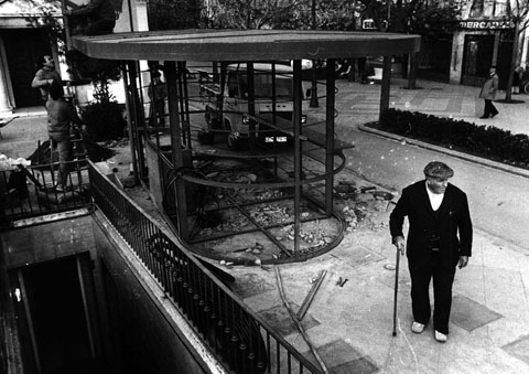 Instal·lació del nou quiosc de la Rambla de la Llibertat. 2/12/1986