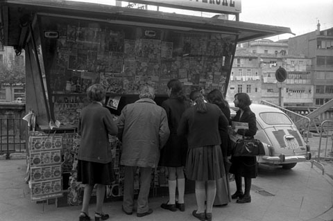 La gent fa cua al quiosc de la rambla de la Llibertat de Girona per comprar el diari on s'anuncia la mort de Francisco Franco. 1975
