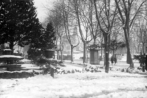 Passeig central de la Devesa. Al centre, davant l'entrada als Jardins, s'hi observa el quiosc de begudes. 1930-1940