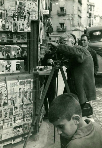 Rodatge del film 'La Bombeta'. Antoni Varés filmant al costat del quiosc de la Plaça Catalunya. 1965