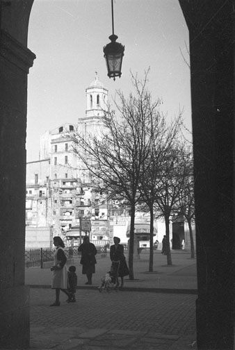La plaça Independència vista des de les voltes de la banda nord-oest. Als fons, a l'esquerra, el quiosc de periòdics. 1950-1960