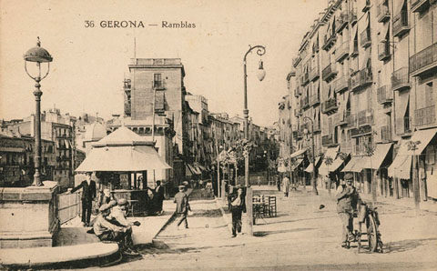 La Rambla de la Llibertat vista des del pont de Pedra. A l'esquerra, el quiosc de la rambla i el dispensari municipal. 1920