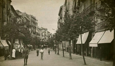 Vista de la Rambla de la Llibertat amb un quiosc de periòdics a l'esquerra. 1925-1935