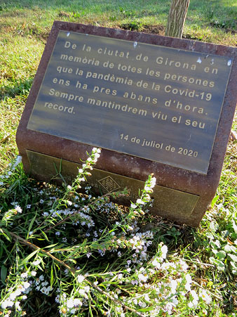 Placa commemorativa en mem&ograve;ria de les v&iacute;ctimes gironines de la Covid-19