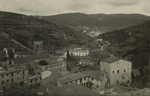 Vista del barri de Sant Pere de Galligants i la vall de Sant Daniel des del campanar de l'esgl&eacute;sia de Sant Feliu. En primer terme a la dreta, els Banys &Agrave;rabs i la casa de les Sarra&iuml;nes. Principis segle XX