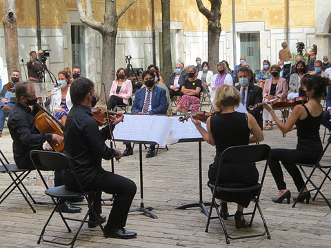 Actuaci&oacute; musical al Pati de les Magn&ograve;lies