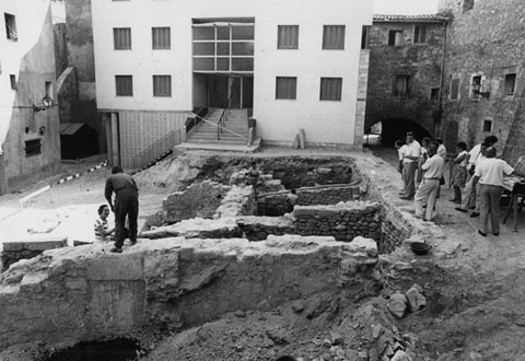 Excavacions a la plaça de Sant Feliu. A la dreta s'observa l'arc de Transfiguera. Agost 1986
