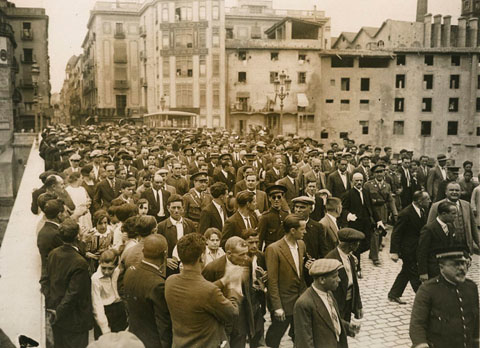 Pas de la comitiva pel pont de Pedra. Entre la multitud Francesc Macià acompanat per l'alcalde Miquel Santaló i altres autoritats