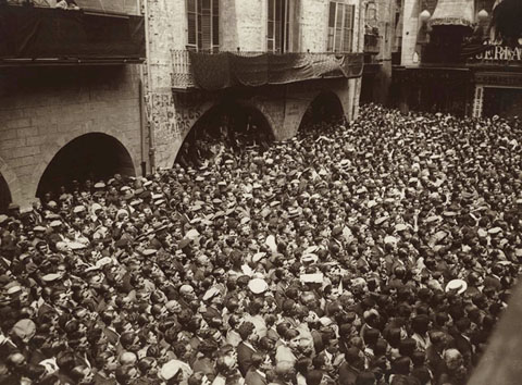 Multitud de gent aclamant la presència del president Francesc Macià a la plaça del Vi