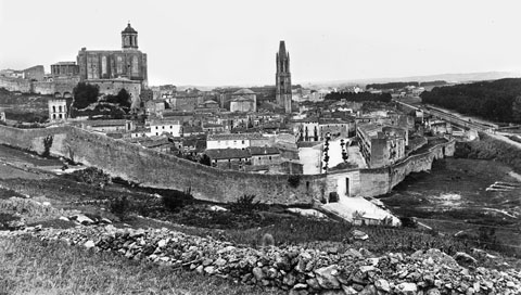 Un tram de la muralla amb el portal de Fran&ccedil;a i la pla&ccedil;a de Sant Pere. A la dreta, el tal&uacute;s del ferrocarril amb el pont sobre el riu Onyar i la Devesa. 1900
