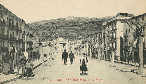 Pla&ccedil;a de Sant Pere. Al fons s'observa el portal de Fran&ccedil;a i, a la muntanya de Montju&iuml;c, el fort de Sant Joan. 1905