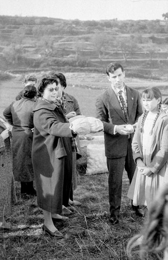 Jornada de lliurament de regals dels Reis, organitzat pel col·legi dels Maristes, a les famílies de les barraques de Torre Gironella. 1959