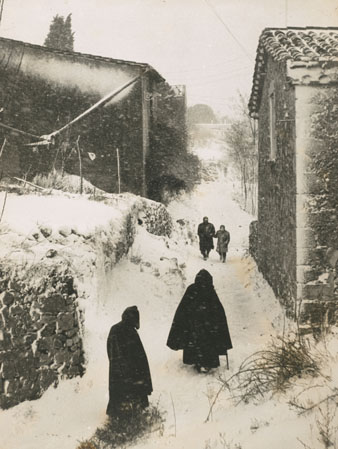 Carrer de la Muralla, al barri de Torre Gironella, durant una nevada. 1962