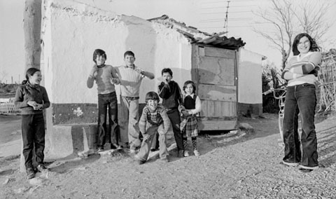 Mainada al barri de barraques de Torre Gironella. 1977