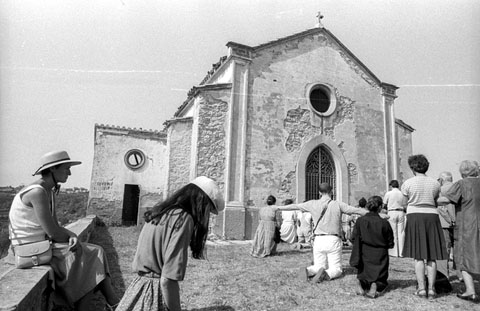 Devots a la Capella del Calvari en motiu de l'aparició de Jesucrist i la Mare de Déu a la capella de Torre Gironella. 05/08/1983