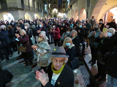 Concentraci&oacute; a la pla&ccedil;a del Vi per protestar contra la decisi� del jutge del Tribunal Suprem